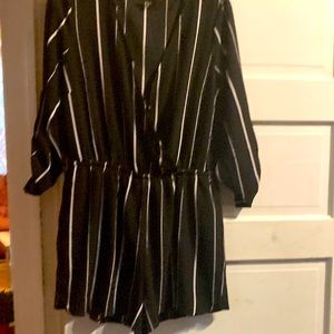 IRIS shorts romper size xl. Has pockets. Deep v neck